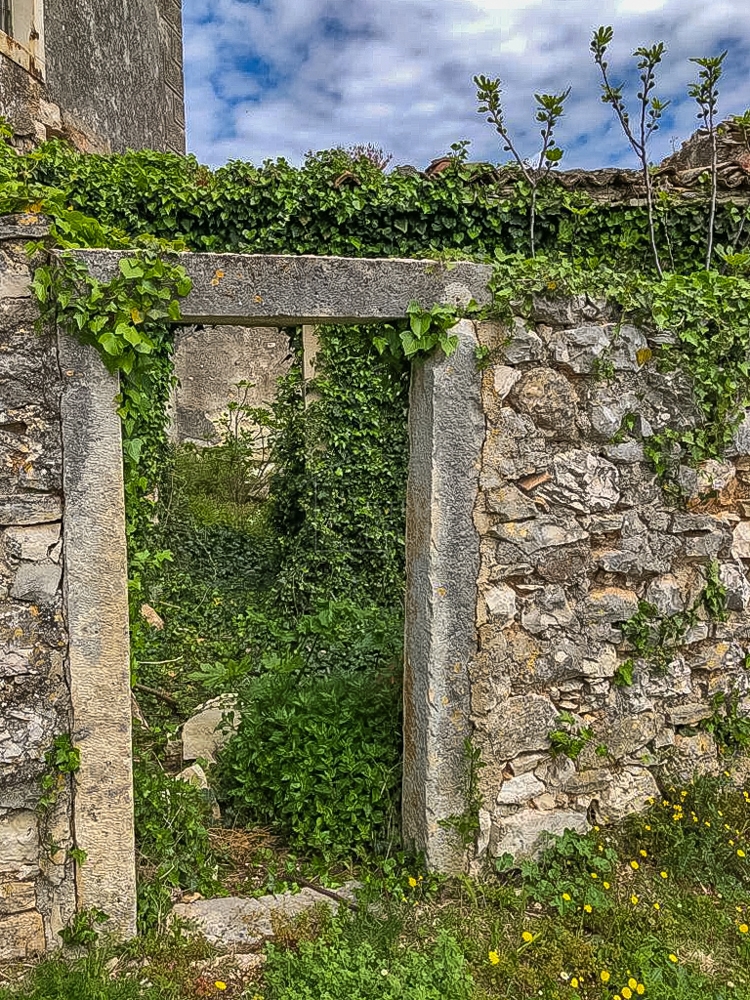 Barban, okolica, starinsko s pogledom na morje