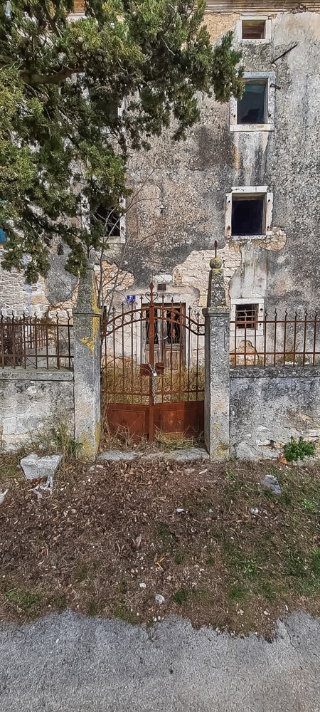 Barban, okolica, starinsko s pogledom na morje