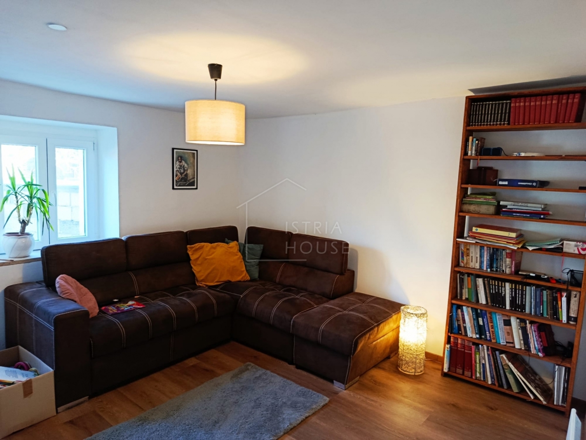 Svetvinčenat, okolica, polpritlična hiša z dvoriščem