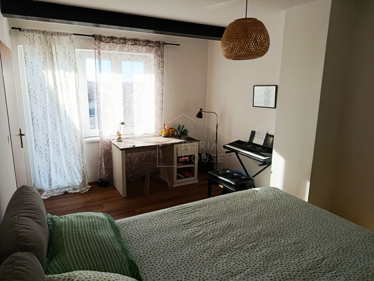 Svetvinčenat, okolica, polpritlična hiša z dvoriščem