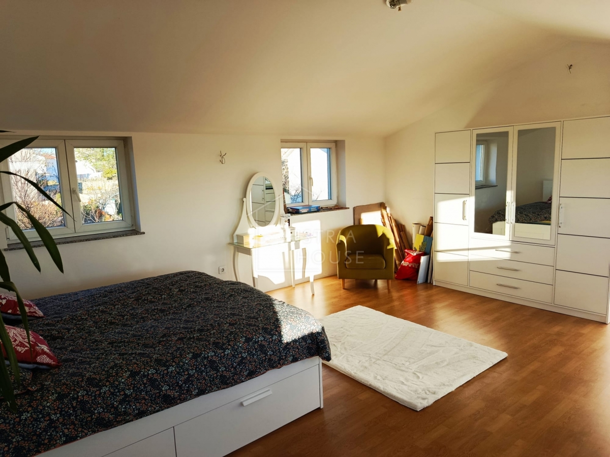 Svetvinčenat, okolica, polpritlična hiša z dvoriščem