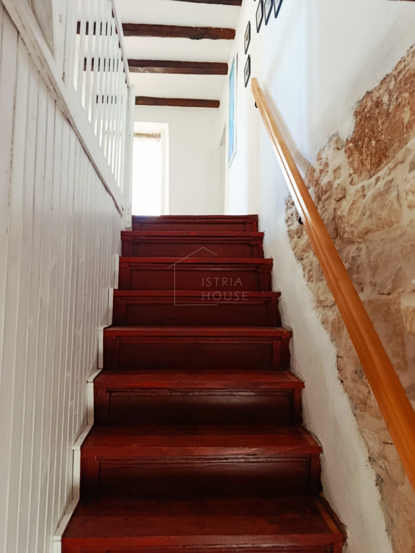 Svetvinčenat, okolica, polpritlična hiša z dvoriščem