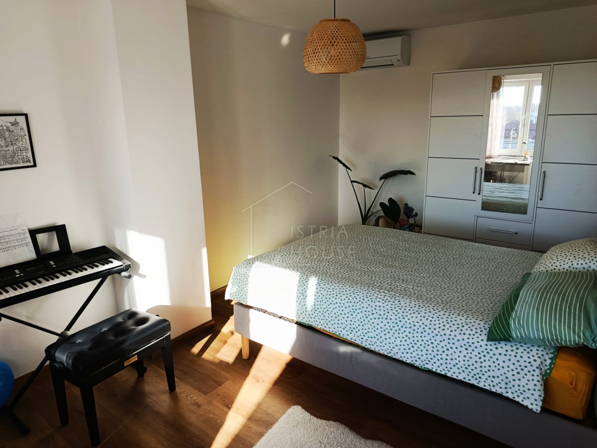 Svetvinčenat, okolica, polpritlična hiša z dvoriščem