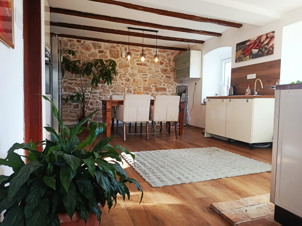 Svetvinčenat, okolica, polpritlična hiša z dvoriščem