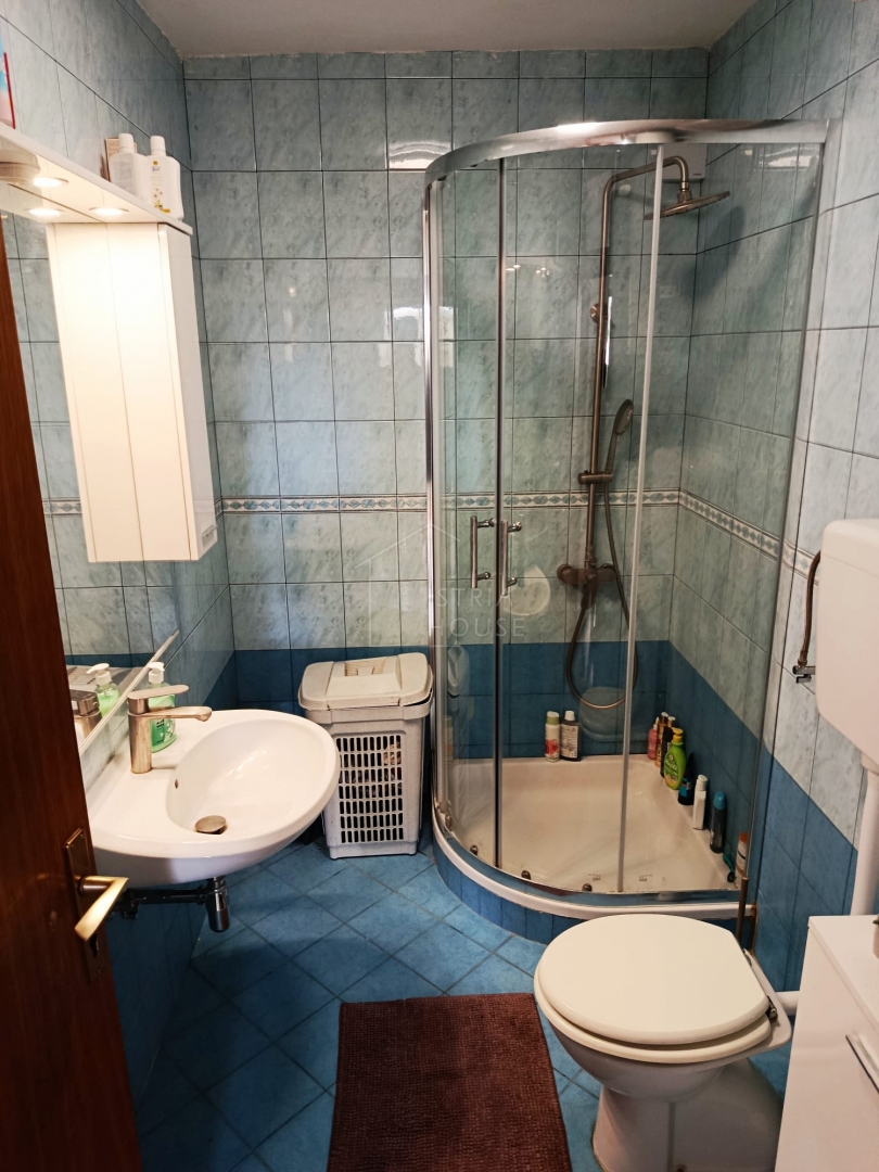 Svetvinčenat, okolica, polpritlična hiša z dvoriščem