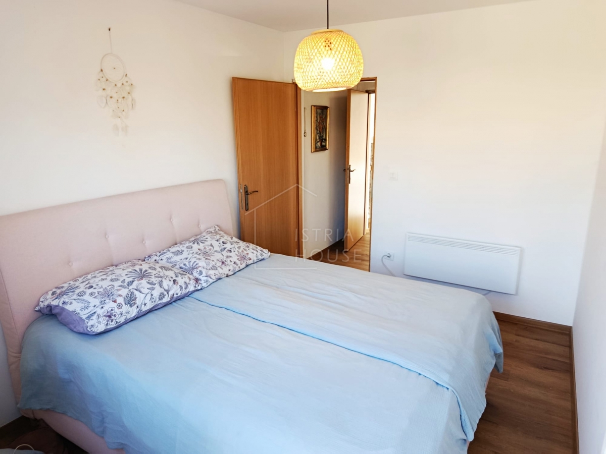 Svetvinčenat, okolica, polpritlična hiša z dvoriščem