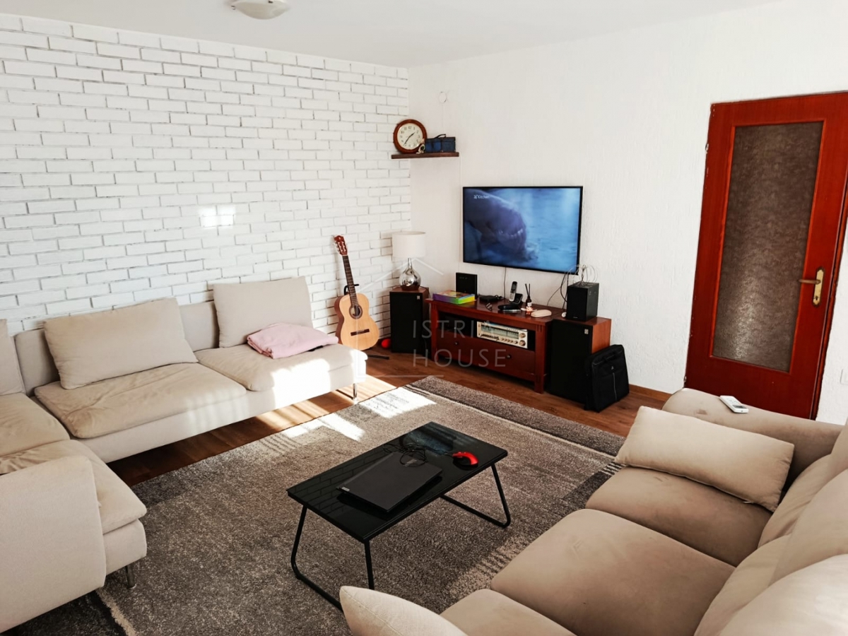 Svetvinčenat, okolica, polpritlična hiša z dvoriščem