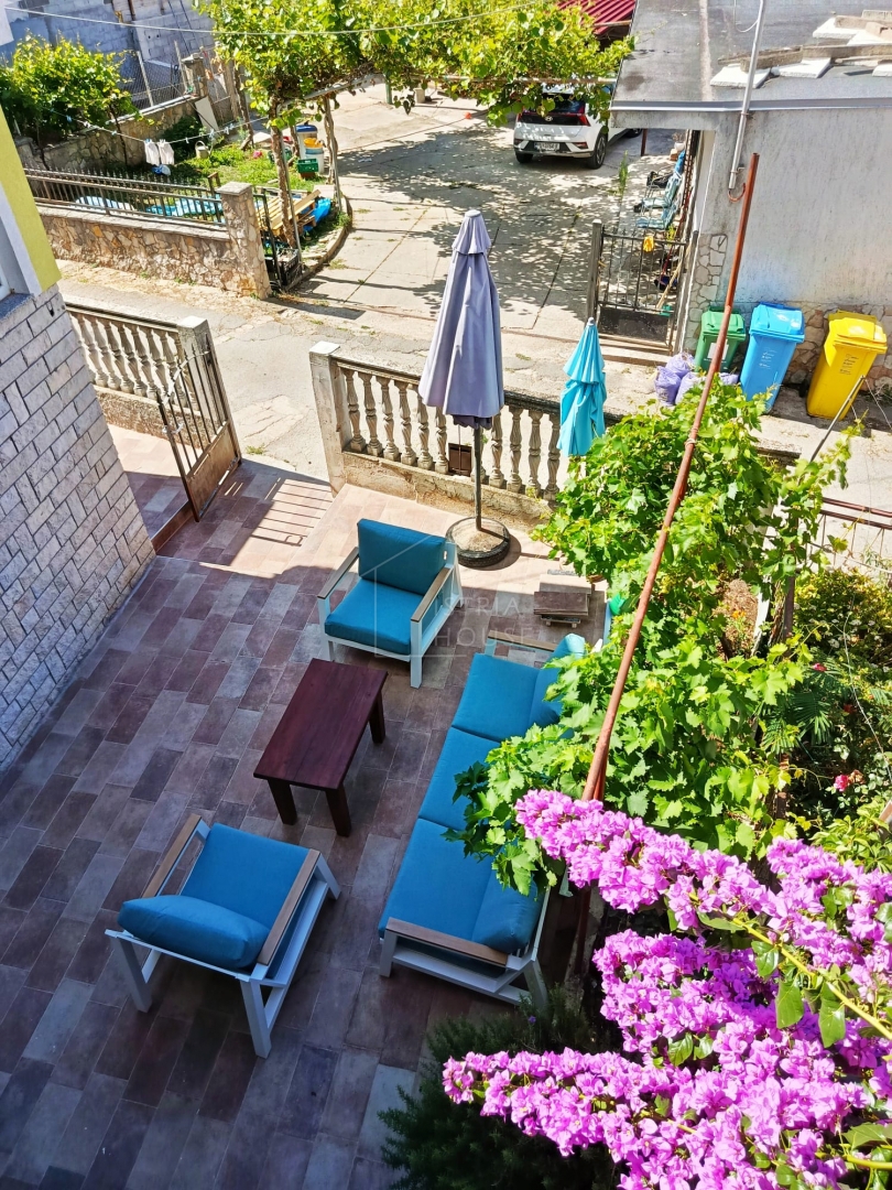 Svetvinčenat, okolica, polpritlična hiša z dvoriščem