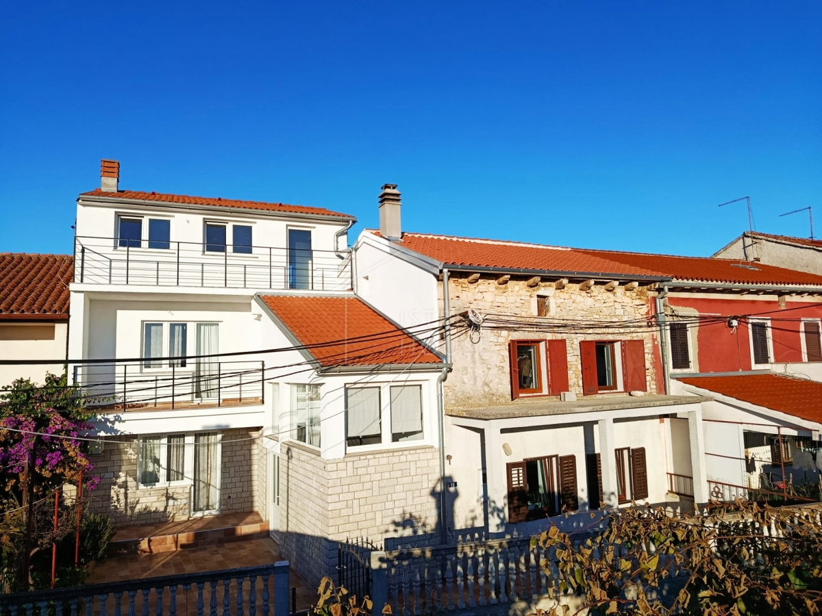 Svetvinčenat, okolica, polpritlična hiša z dvoriščem