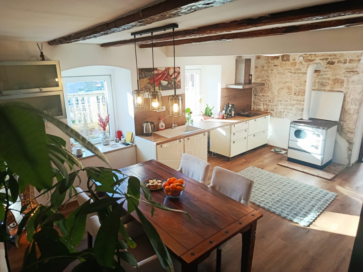 Svetvinčenat, okolica, polpritlična hiša z dvoriščem