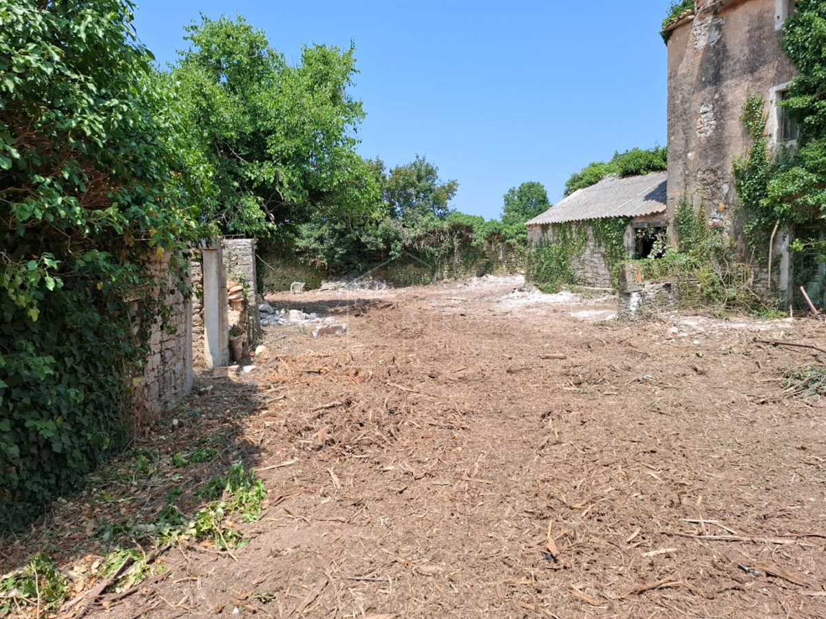 Bale, okolica, hiša za prenovo z veliko parcelo