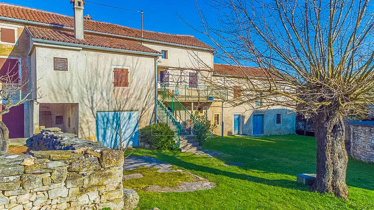 POREČ - hiša v naselju z velikim dvoriščem