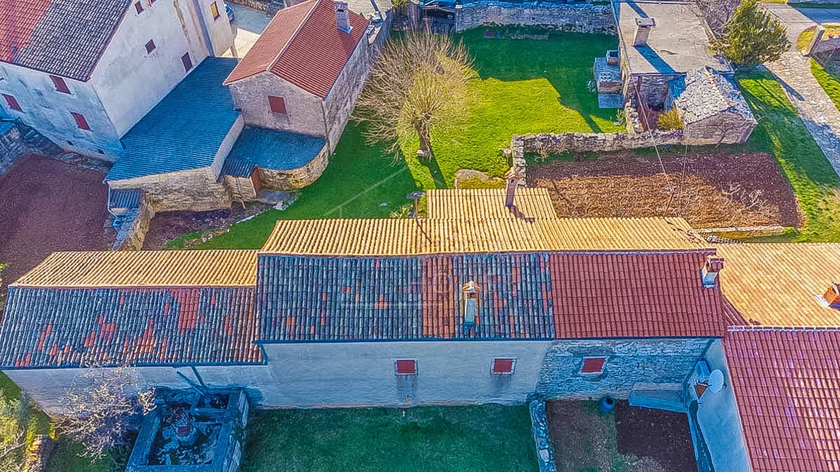 POREČ - hiša v naselju z velikim dvoriščem