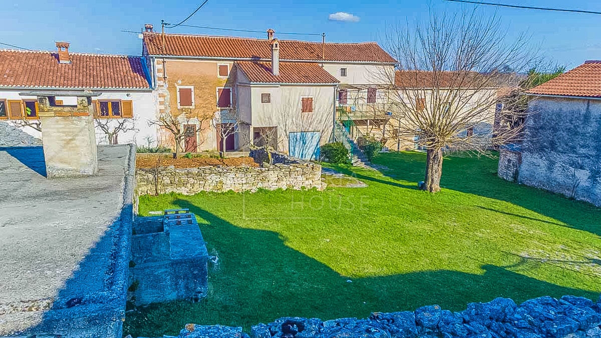 POREČ - hiša v naselju z velikim dvoriščem