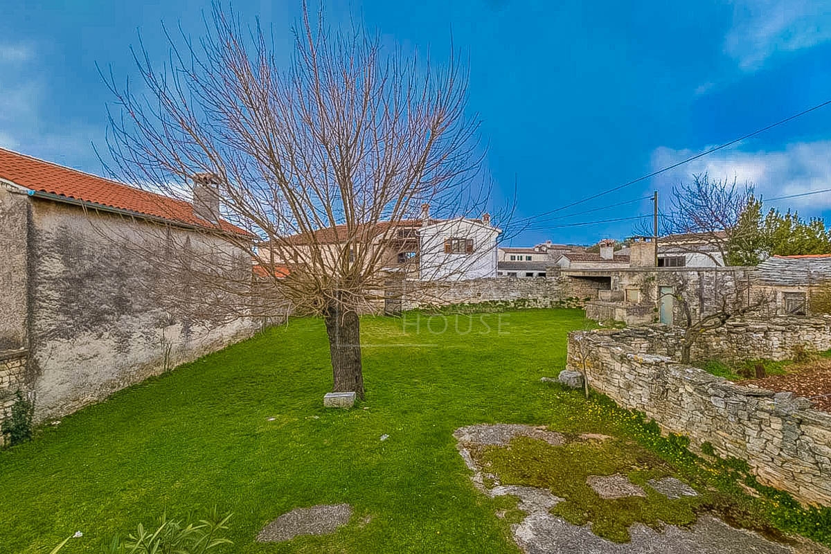 POREČ - hiša v naselju z velikim dvoriščem