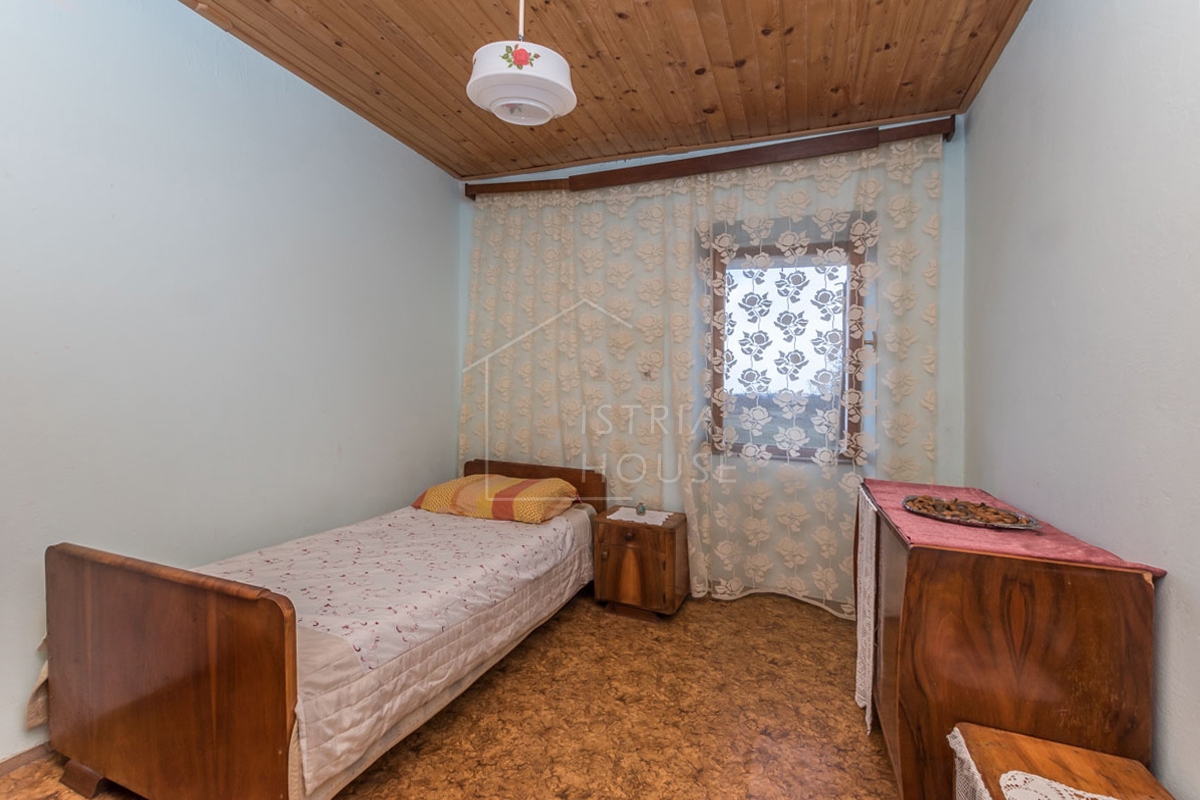 POREČ - hiša v naselju z velikim dvoriščem