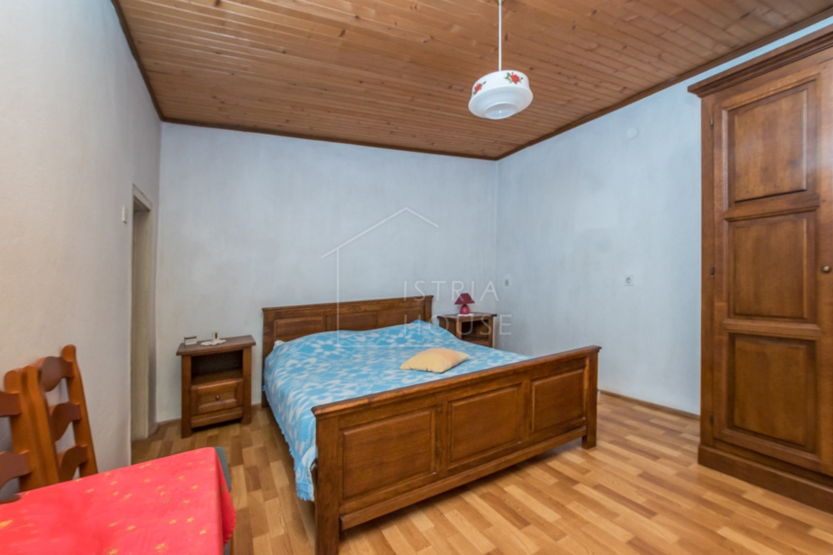 POREČ - hiša v naselju z velikim dvoriščem
