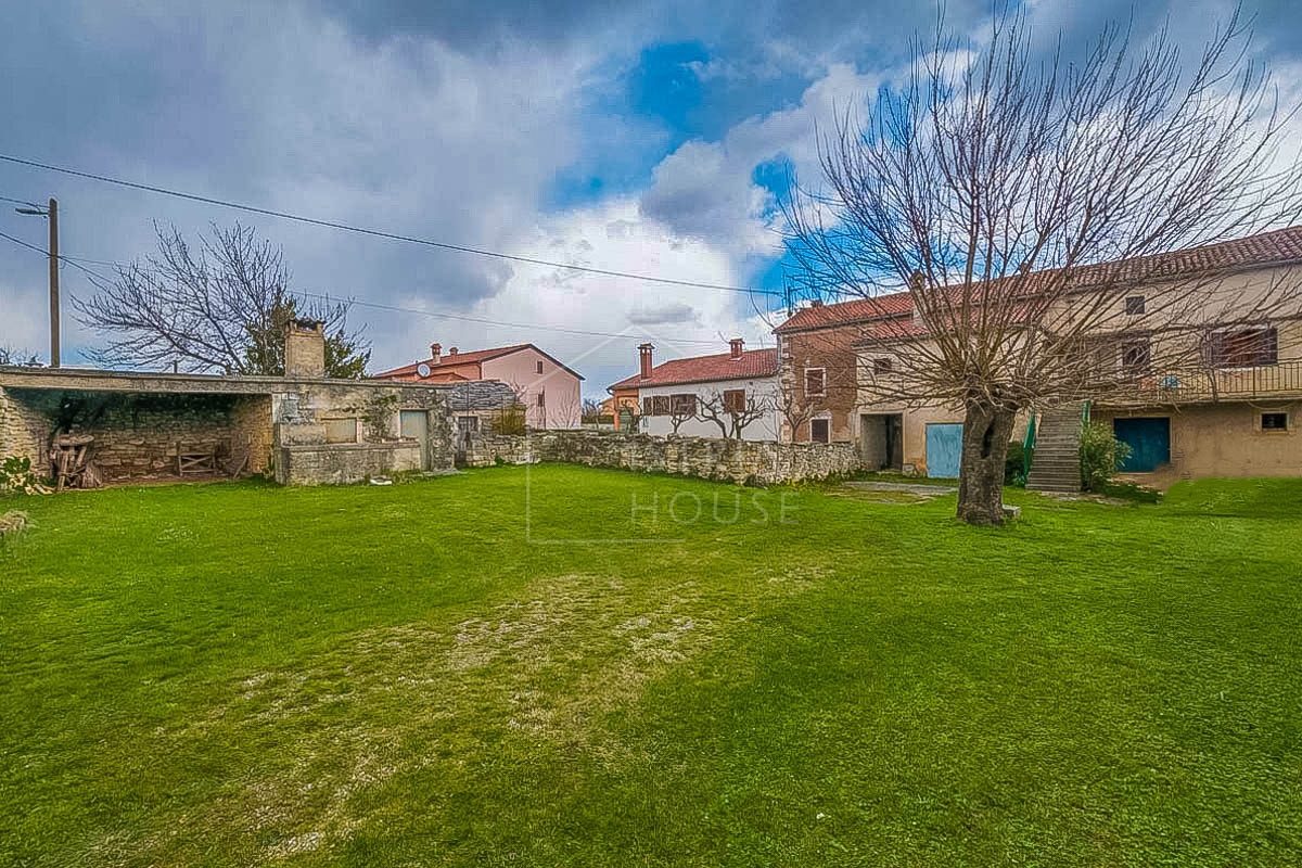 POREČ - hiša v naselju z velikim dvoriščem