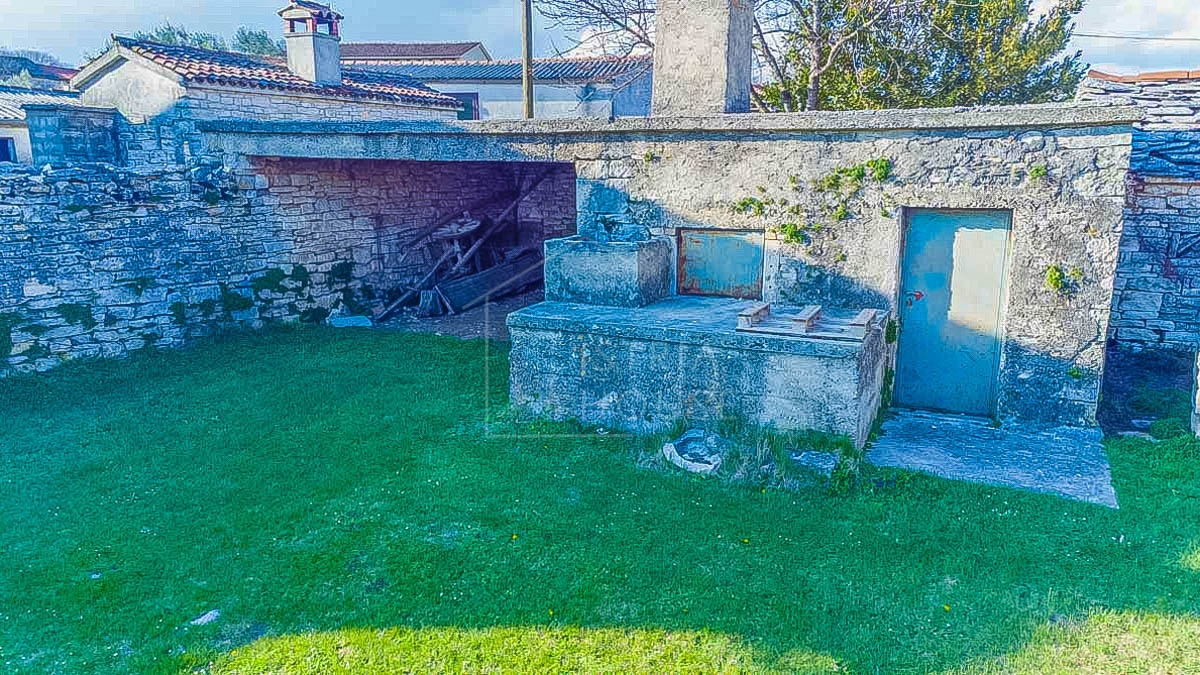POREČ - hiša v naselju z velikim dvoriščem