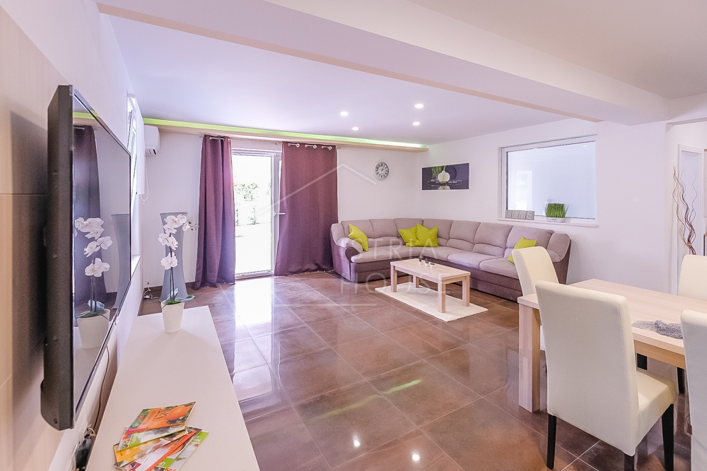 Svetvinčenat, vila s 4 spalnicami in bazenom