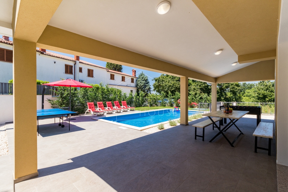 Svetvinčenat, vila s 4 spalnicami in bazenom