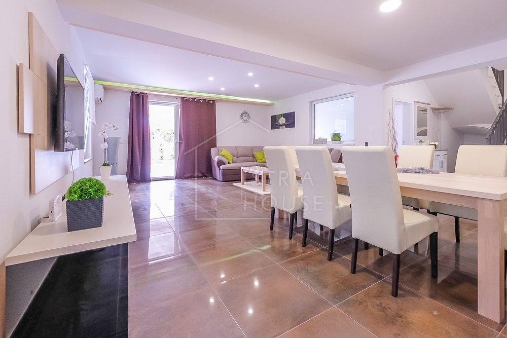 Svetvinčenat, vila s 4 spalnicami in bazenom