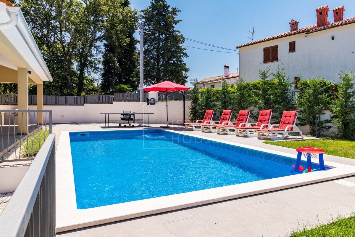 Svetvinčenat, vila s 4 spalnicami in bazenom