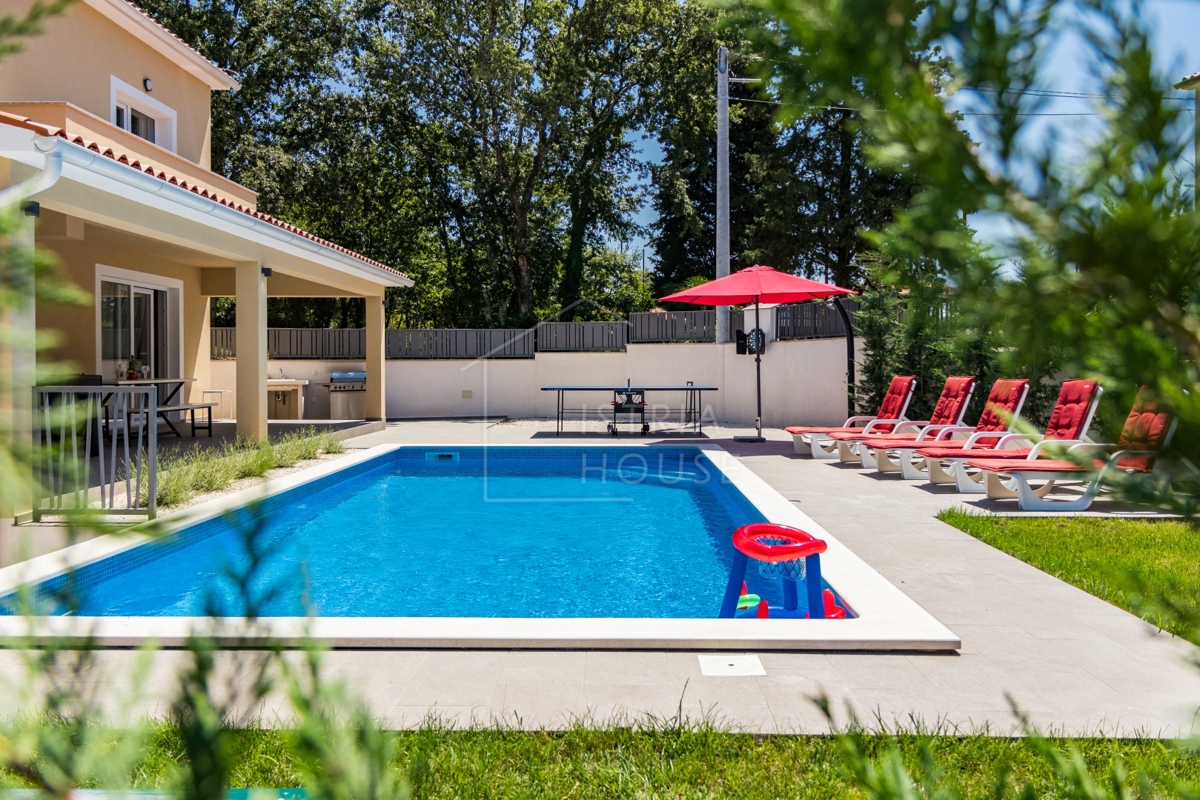 Svetvinčenat, vila s 4 spalnicami in bazenom