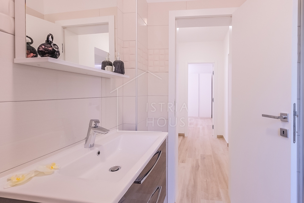 Svetvinčenat, vila s 4 spalnicami in bazenom