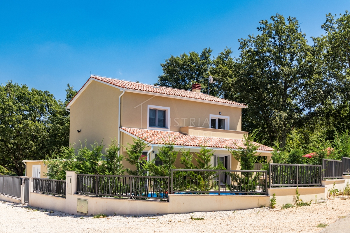 Svetvinčenat, vila s 4 spalnicami in bazenom