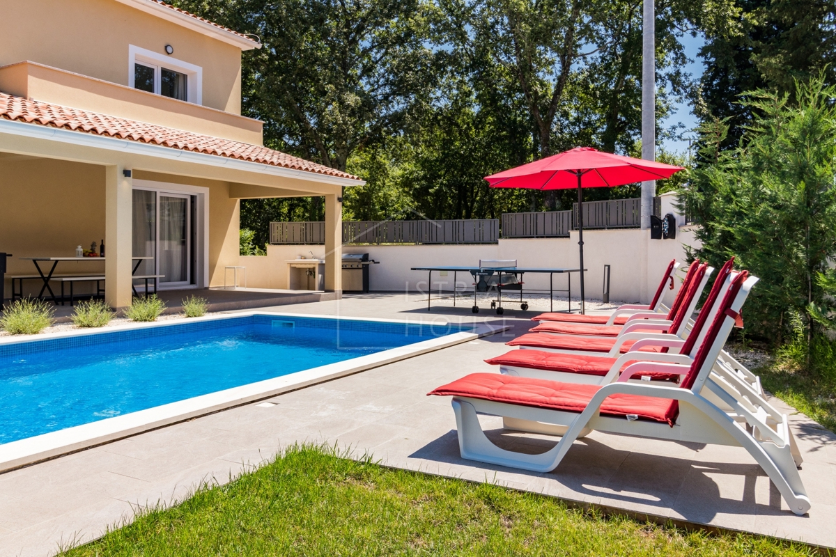 Svetvinčenat, vila s 4 spalnicami in bazenom