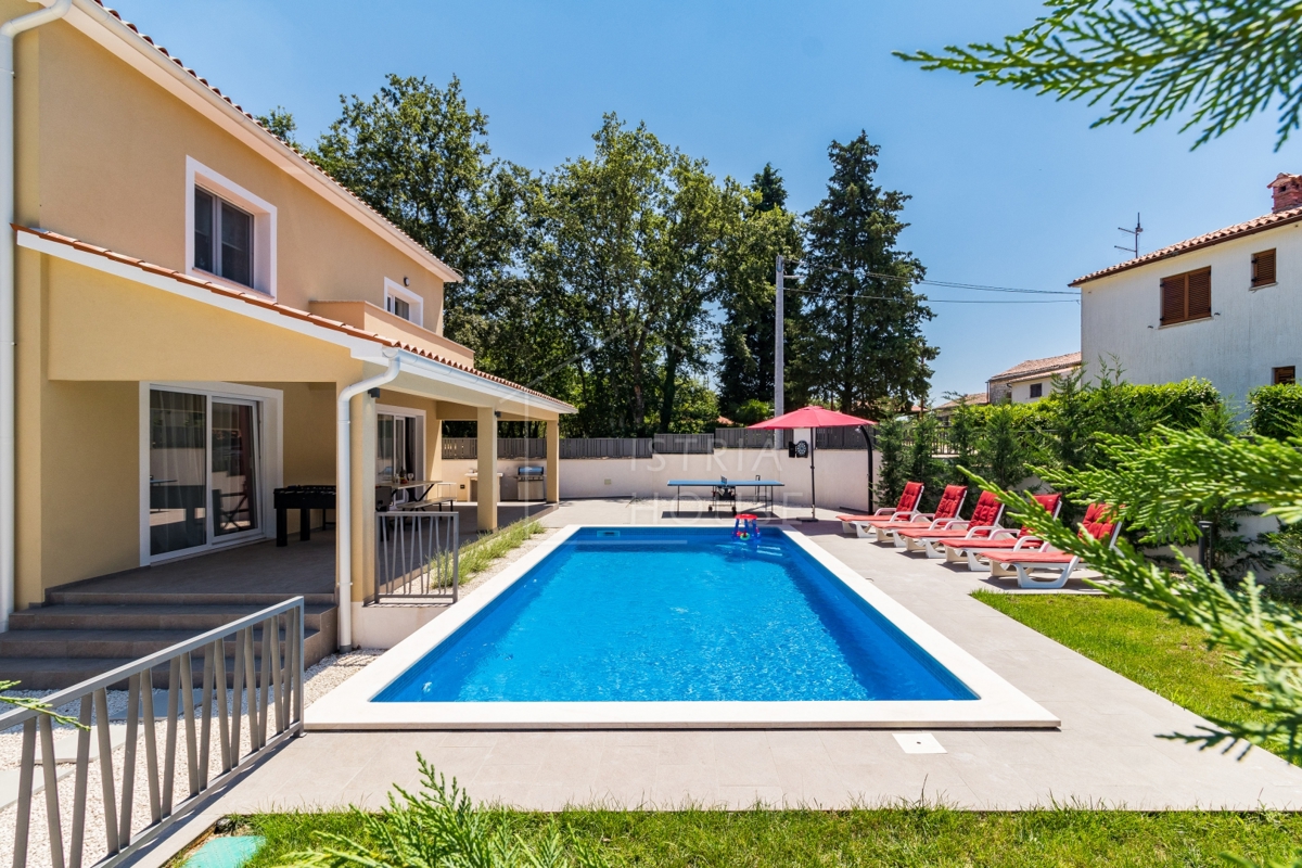 Svetvinčenat, vila s 4 spalnicami in bazenom