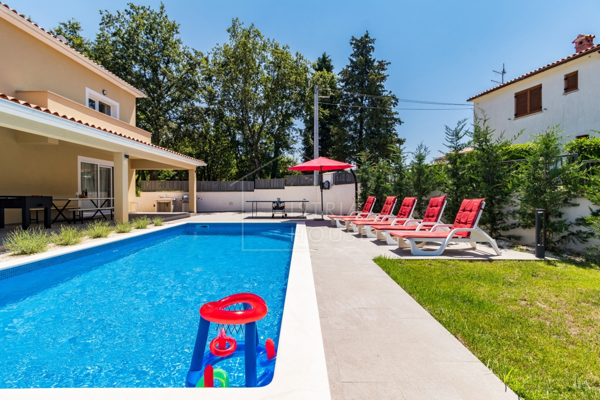 Svetvinčenat, vila s 4 spalnicami in bazenom
