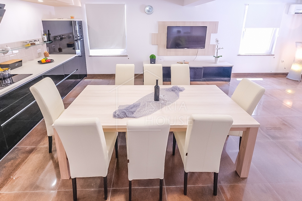 Svetvinčenat, vila s 4 spalnicami in bazenom