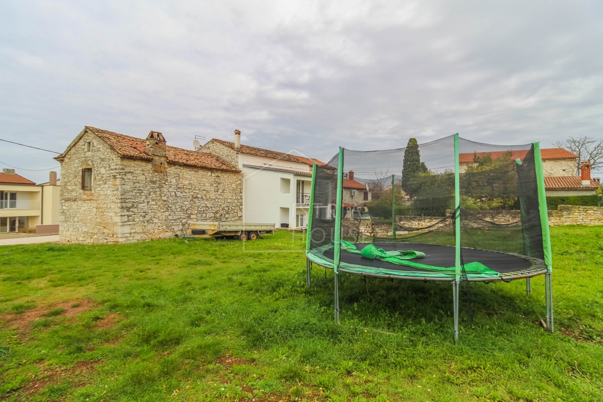 Poreč, okolica, kamnita hiša z velikim zemljiščem