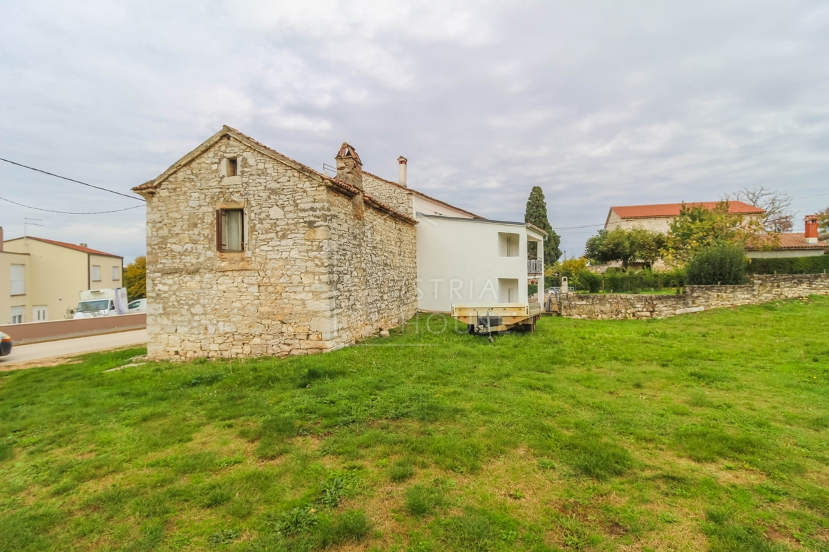 Poreč, okolica, kamnita hiša z velikim zemljiščem
