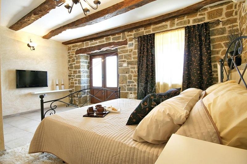 Motovun, kamnita hiša s panoramskim razgledom