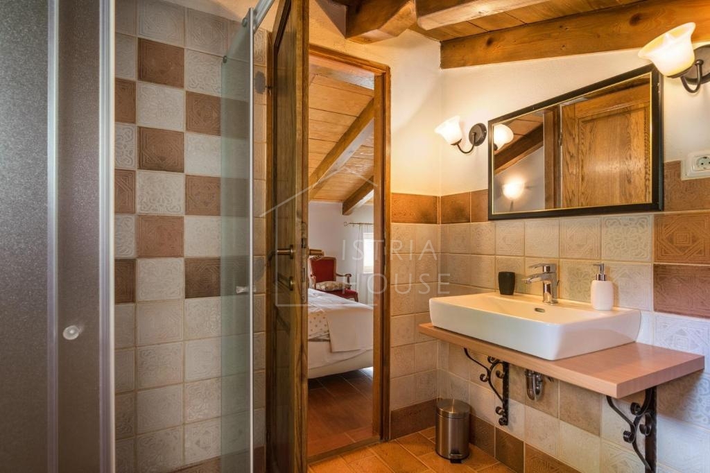 Motovun, kamnita hiša s panoramskim razgledom