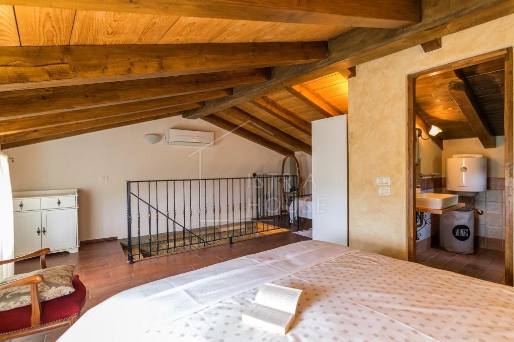 Motovun, kamnita hiša s panoramskim razgledom