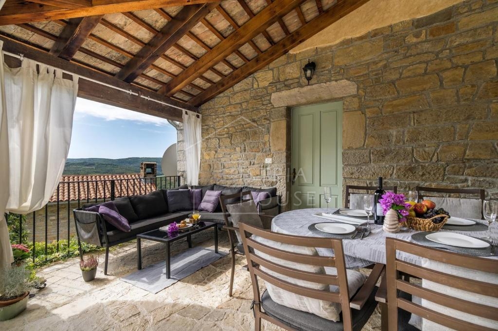 Motovun, kamnita hiša s panoramskim razgledom