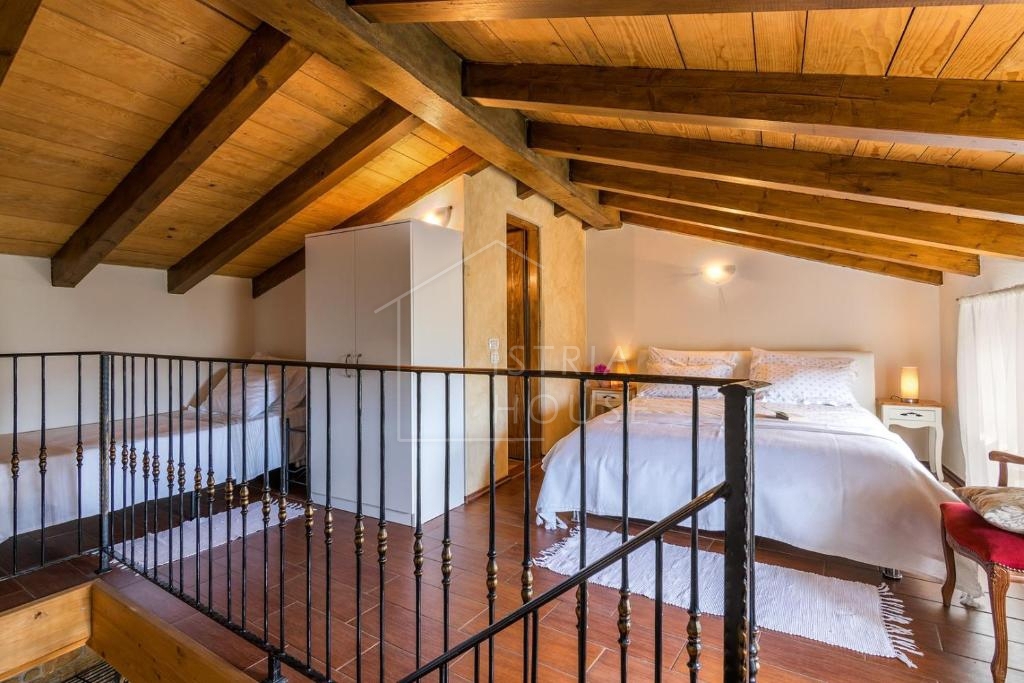 Motovun, kamnita hiša s panoramskim razgledom