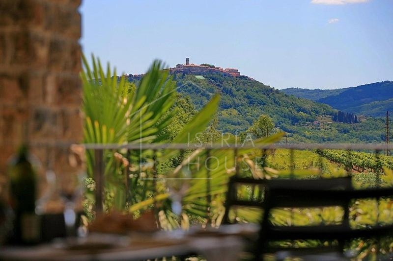 Motovun, kamnita hiša s panoramskim razgledom