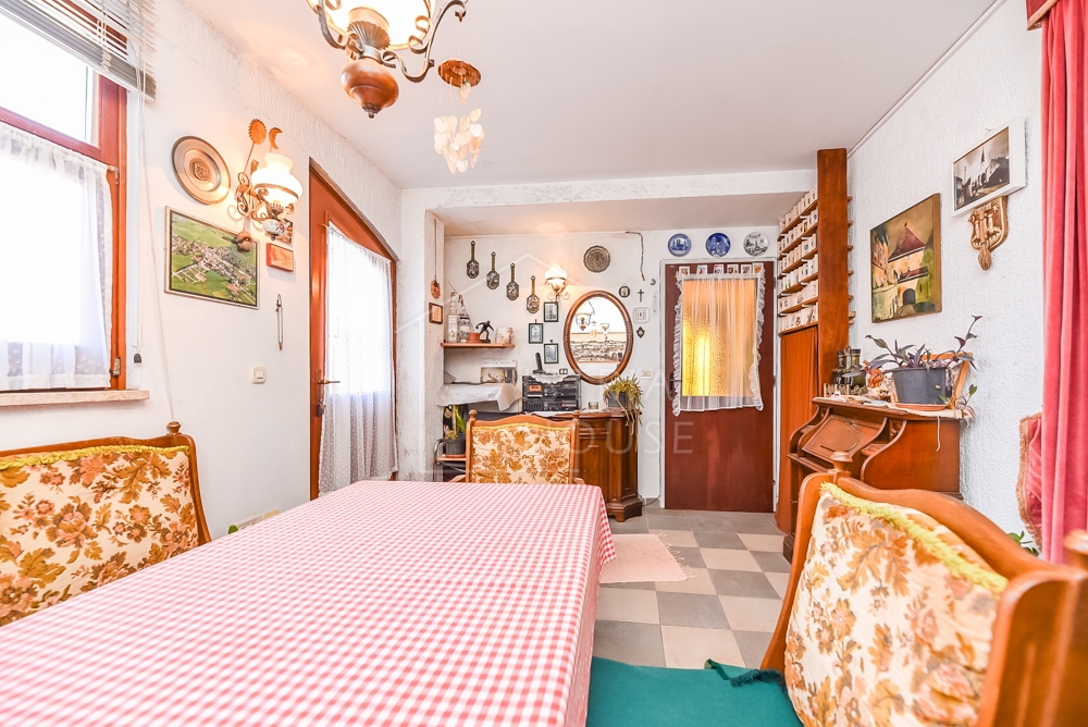 Rovinj, stanovanje v pritličju z dvoriščem in ruševino