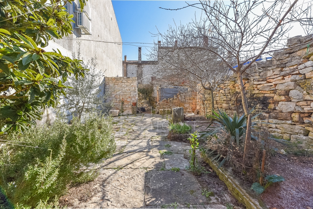 Rovinj, stanovanje v pritličju z dvoriščem in ruševino