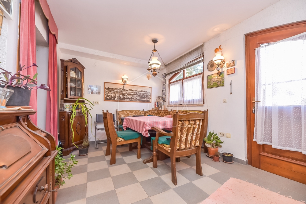 Rovinj, stanovanje v pritličju z dvoriščem in ruševino
