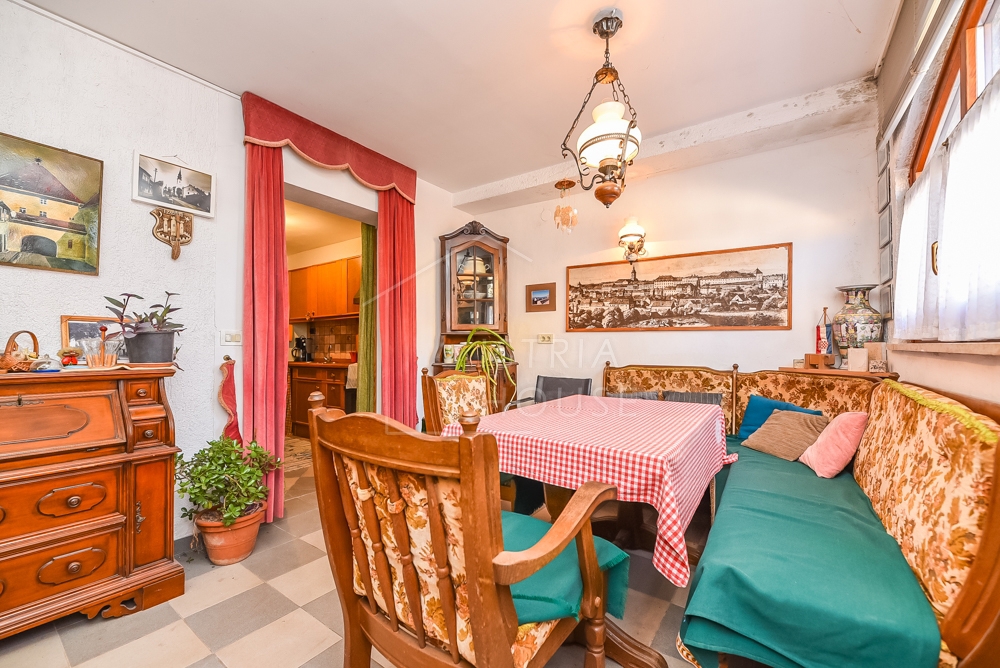 Rovinj, stanovanje v pritličju z dvoriščem in ruševino