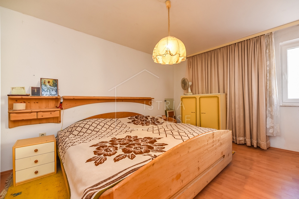 Rovinj, stanovanje v pritličju z dvoriščem in ruševino