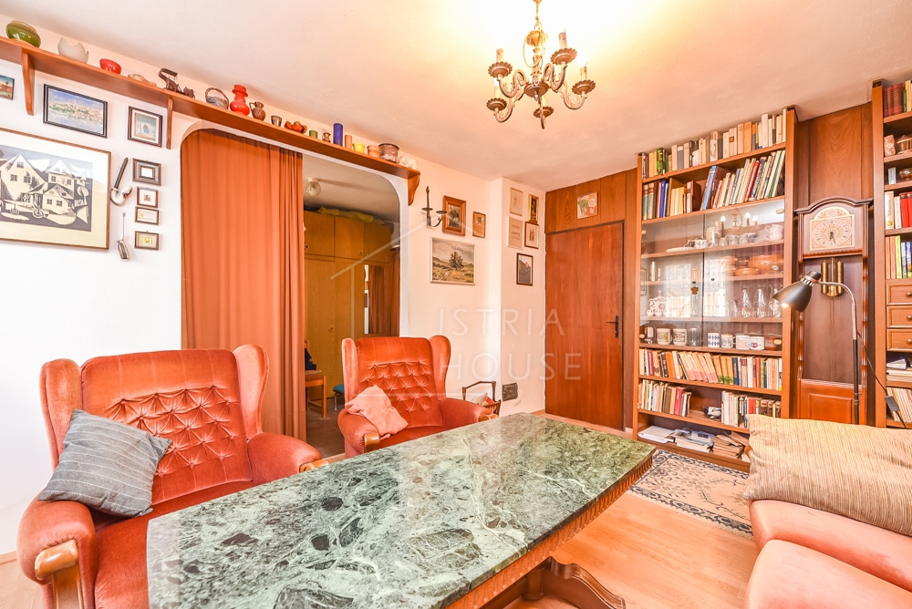Rovinj, stanovanje v pritličju z dvoriščem in ruševino