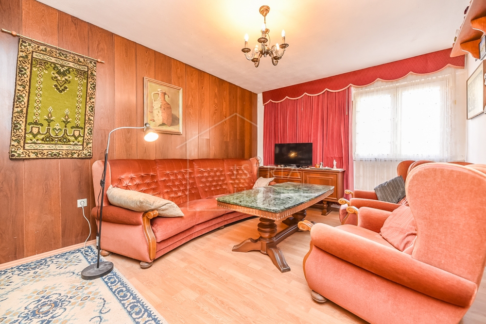 Rovinj, stanovanje v pritličju z dvoriščem in ruševino