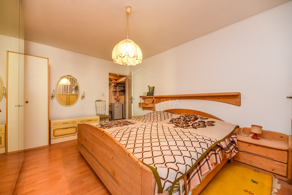 Rovinj, stanovanje v pritličju z dvoriščem in ruševino